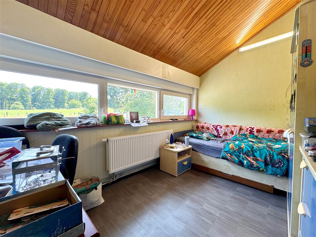 WONING MET 4 SLKS, 2 BADKAMERS, 2 RUIME GARAGES & TUIN!
