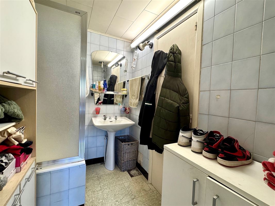 WONING MET 4 SLKS, 2 BADKAMERS, 2 RUIME GARAGES & TUIN!