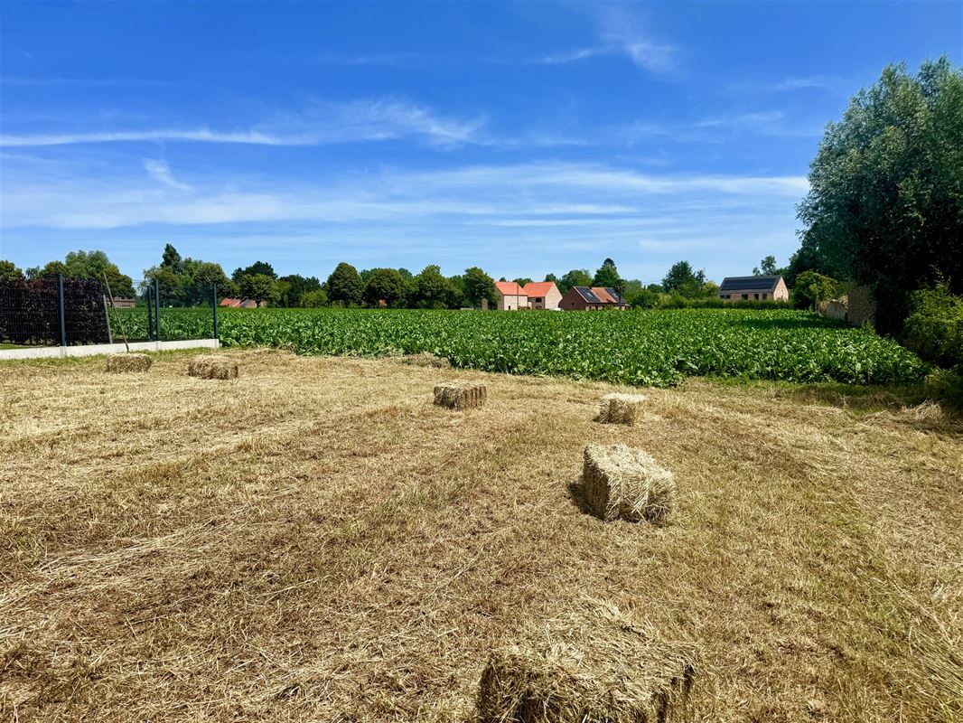MOOIE  BOUWGROND RUSTIG GELEGEN IN EEN DOODLOPENDE STRAAT!!