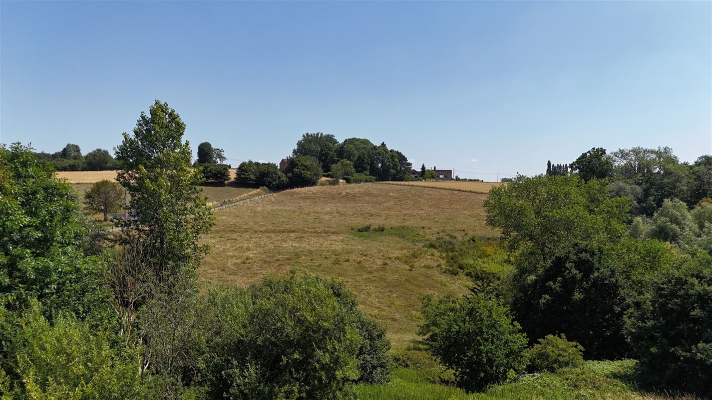 HOEVE MET PRACHTIGE TUIN EN VRIJ UITZICHT!
