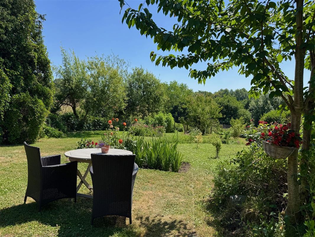 HOEVE MET PRACHTIGE TUIN EN VRIJ UITZICHT!