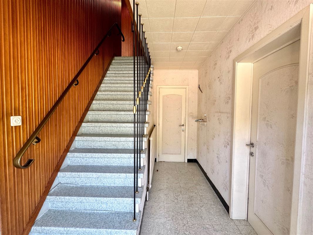 WONING MET 4 SLKS, 2 BADKAMERS, 2 RUIME GARAGES & TUIN!