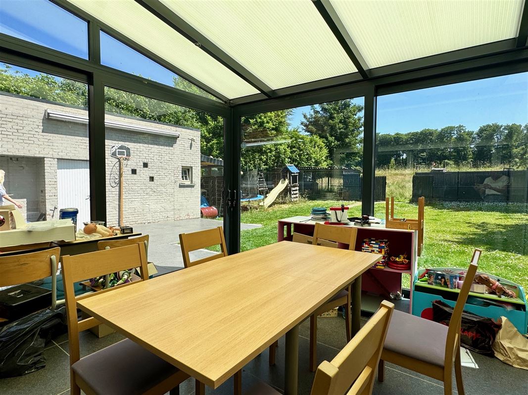 WONING MET 4 SLKS, 2 BADKAMERS, 2 RUIME GARAGES & TUIN!