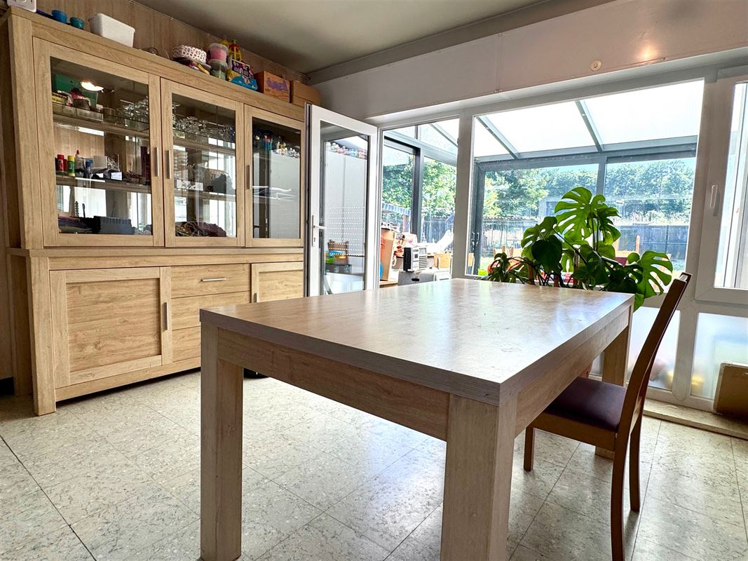 WONING MET 4 SLKS, 2 BADKAMERS, 2 RUIME GARAGES & TUIN!