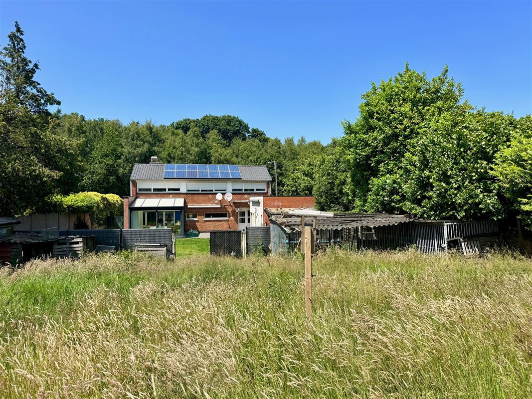 WONING MET 4 SLKS, 2 BADKAMERS, 2 RUIME GARAGES & TUIN!