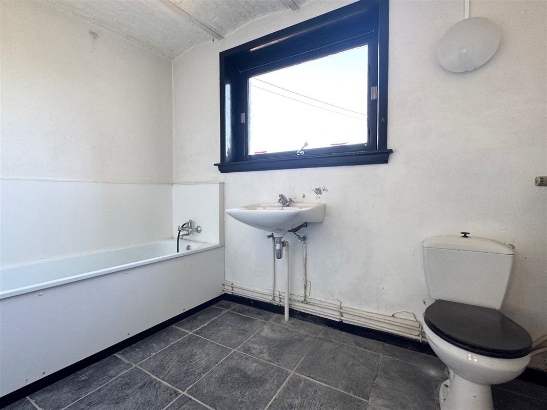 UNIEK GELEGEN TE RENOVEREN HOEVE!