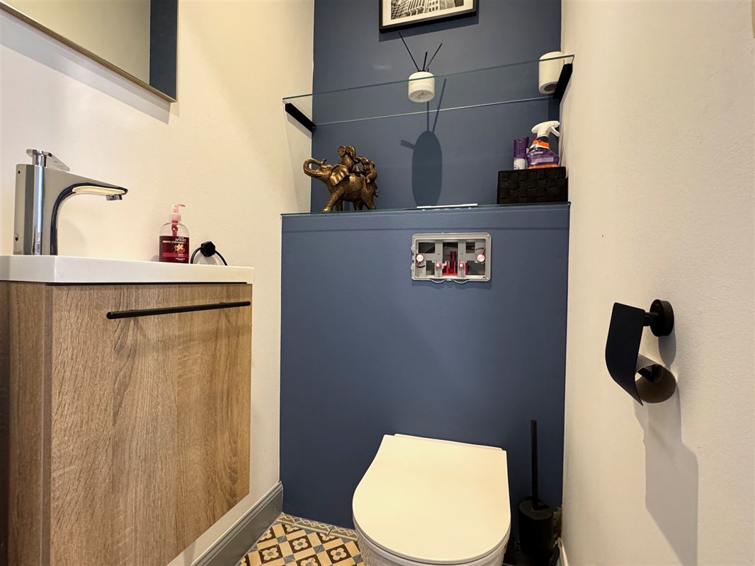 WONING MET MAGAZIJN, KANTOREN EN PARKING