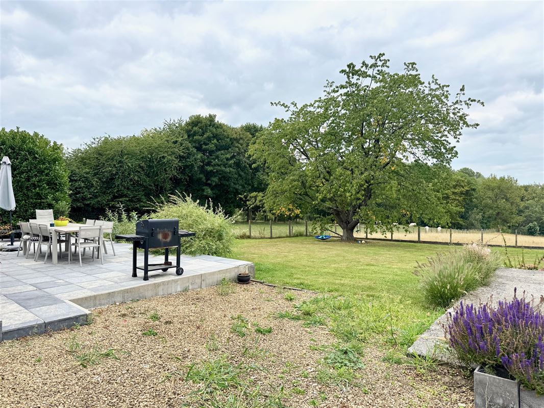 FERMETTE AVEC SUPERBE JARDIN ET VUE SUR LES CHAMPS