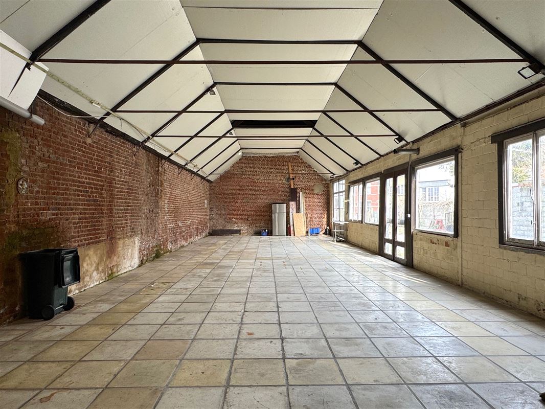 WONING MET MAGAZIJN, KANTOREN EN PARKING 
