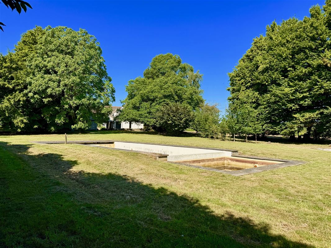 UNIEK GELEGEN TE RENOVEREN HOEVE!
