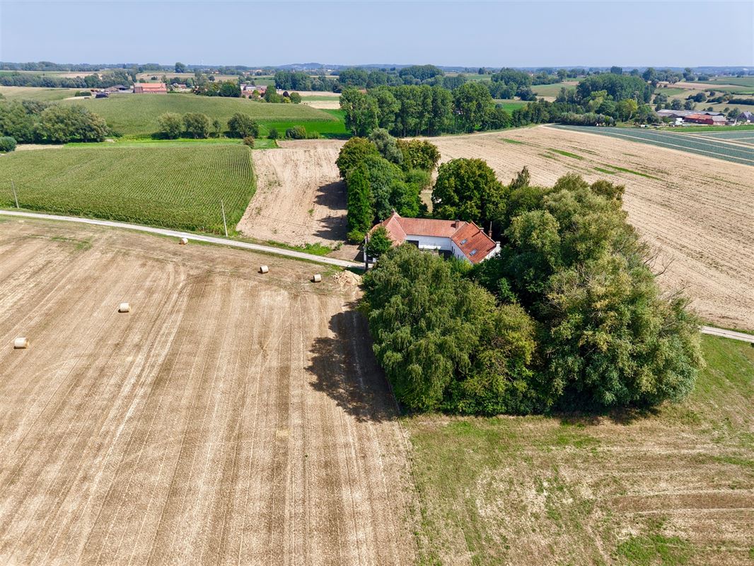 UNIEK GELEGEN TE RENOVEREN HOEVE!