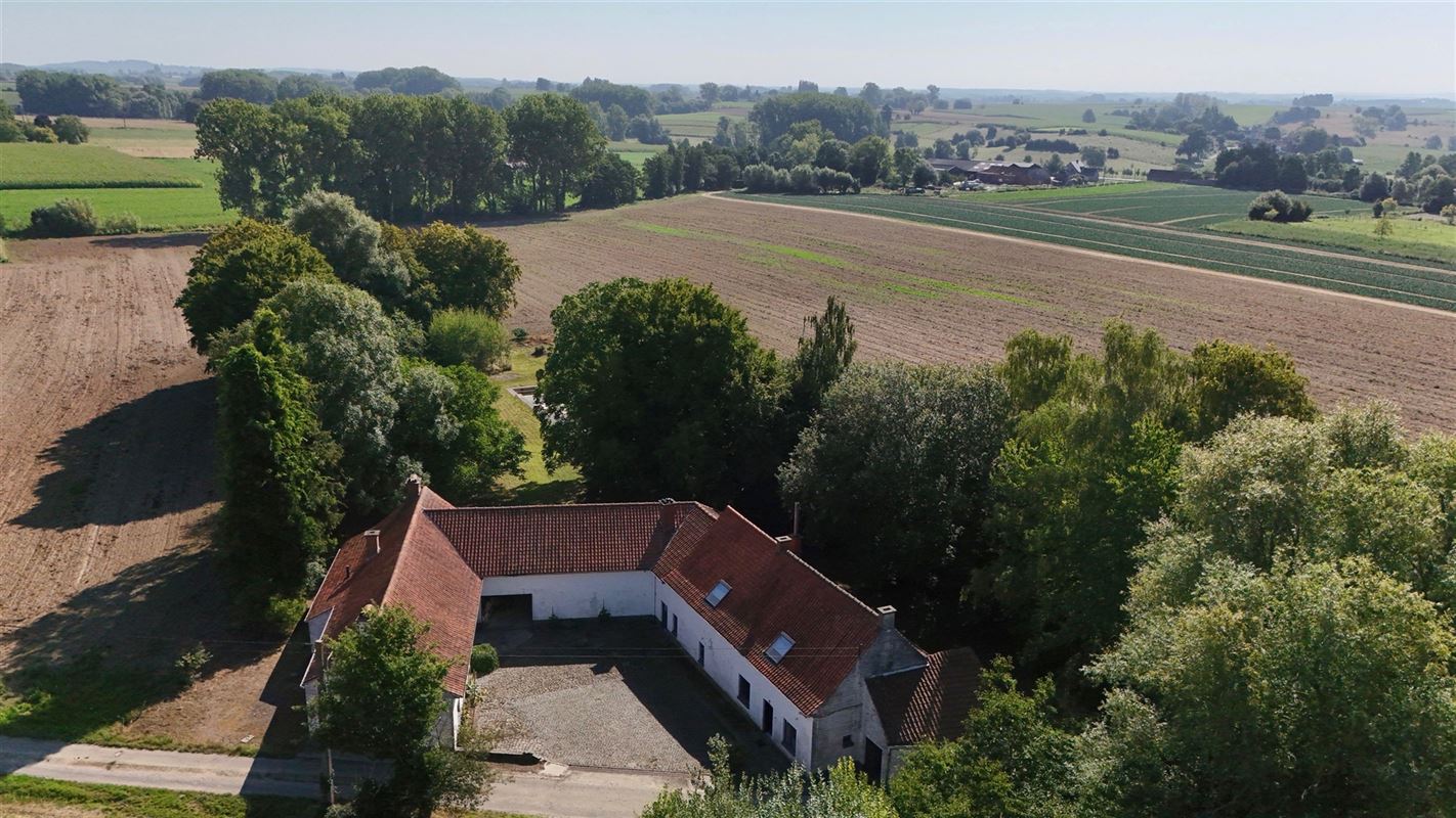 UNIEK GELEGEN TE RENOVEREN HOEVE!