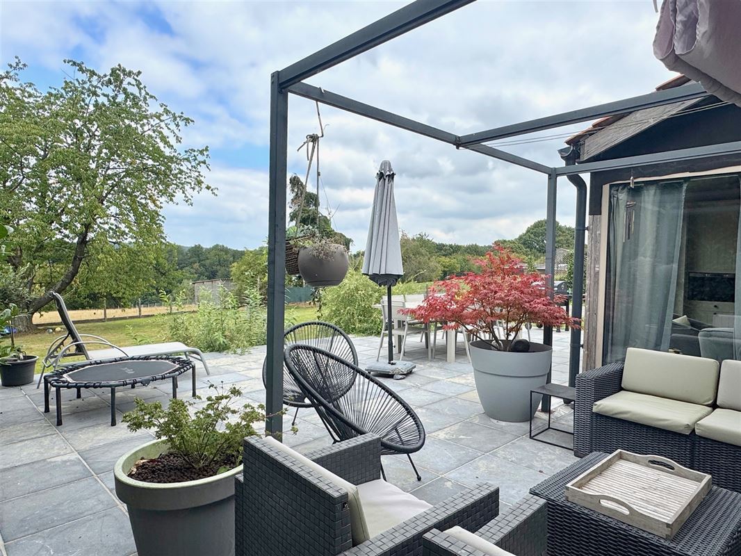 FERMETTE AVEC SUPERBE JARDIN ET VUE SUR LES CHAMPS