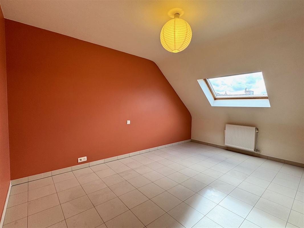 Ruim en lichtrijk appartement/duplex met terras en garage.