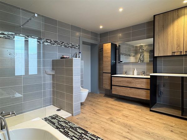 WONING MET MAGAZIJN, KANTOREN EN PARKING 