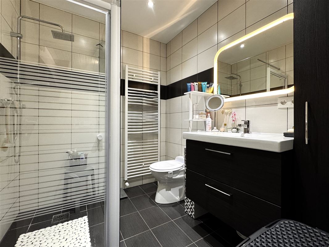 GERENOVEERDE WONING MET 3 SLKS & STADSTUIN!