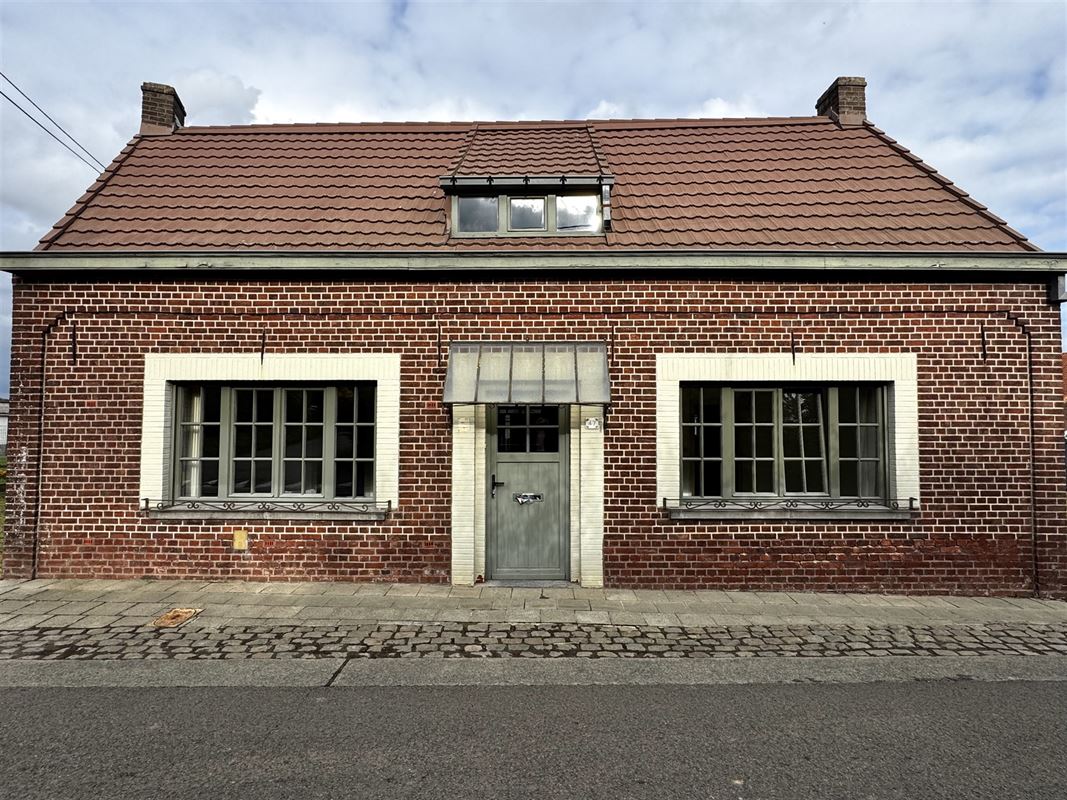 Ruim eigendom met woning, atelier en tuin.