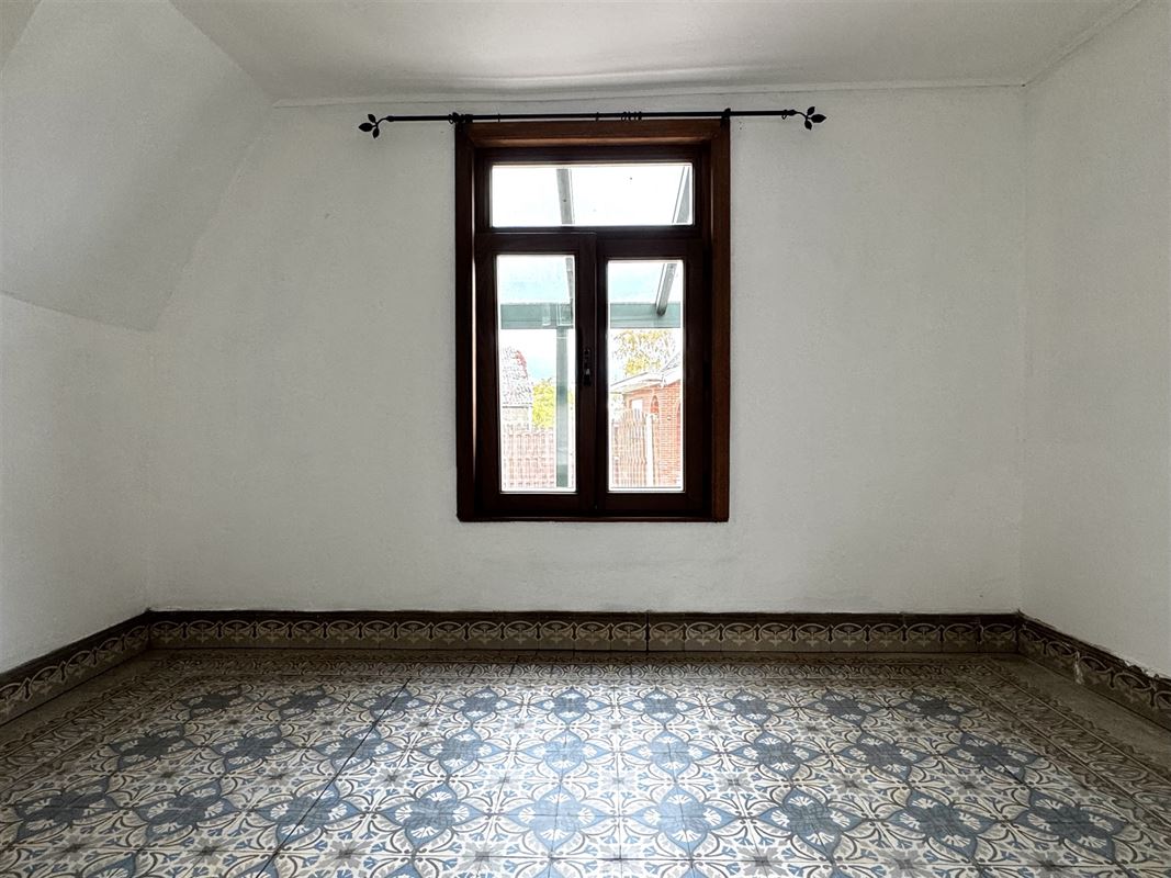 Ruim eigendom met woning, atelier en tuin.