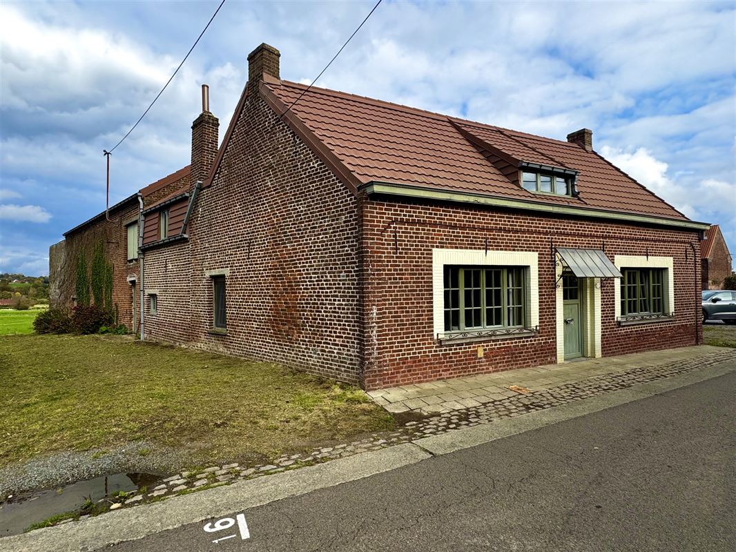 Ruim eigendom met woning, atelier en tuin.