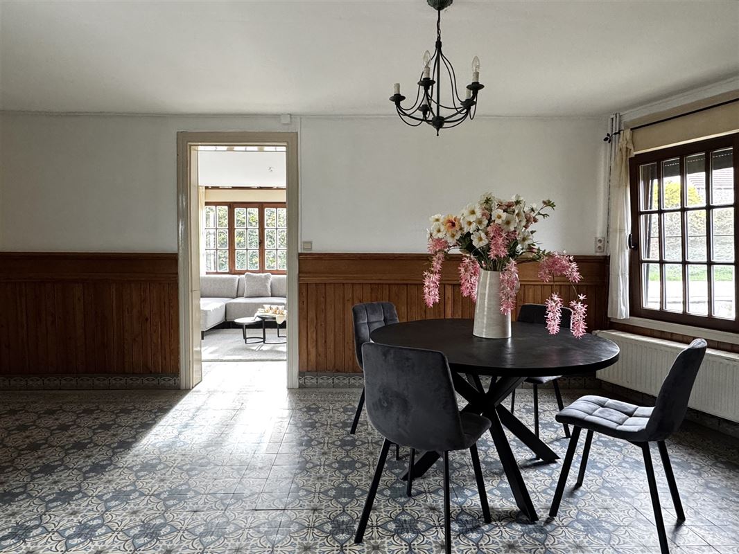 Ruim eigendom met woning, atelier en tuin.