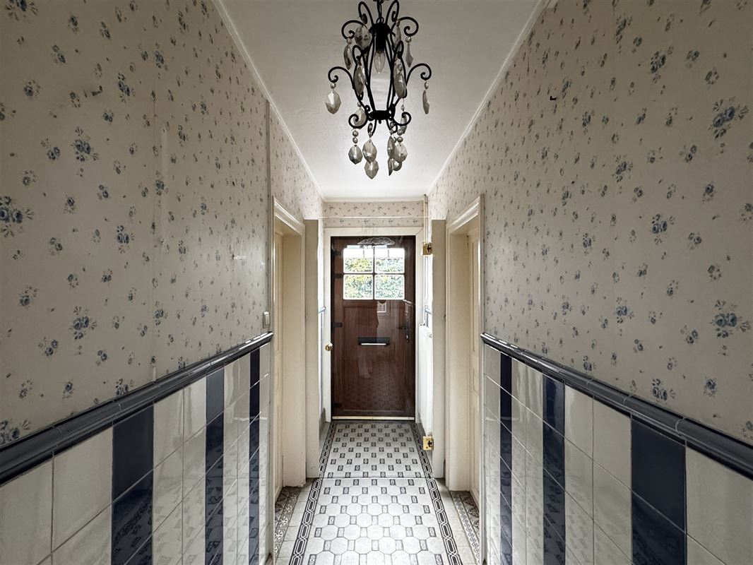 Ruim eigendom met woning, atelier en tuin.