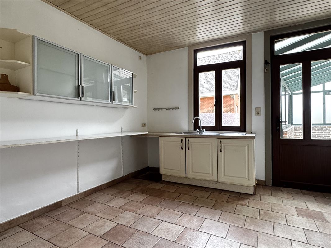 Ruim eigendom met woning, atelier en tuin.