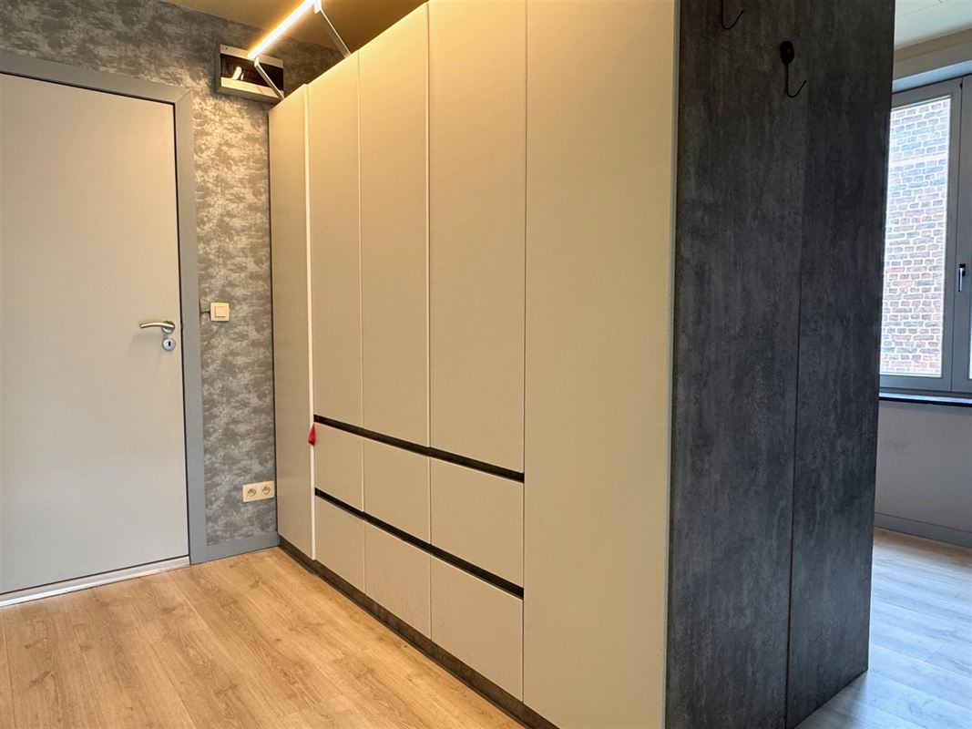 WONING MET MAGAZIJN, KANTOREN EN PARKING 