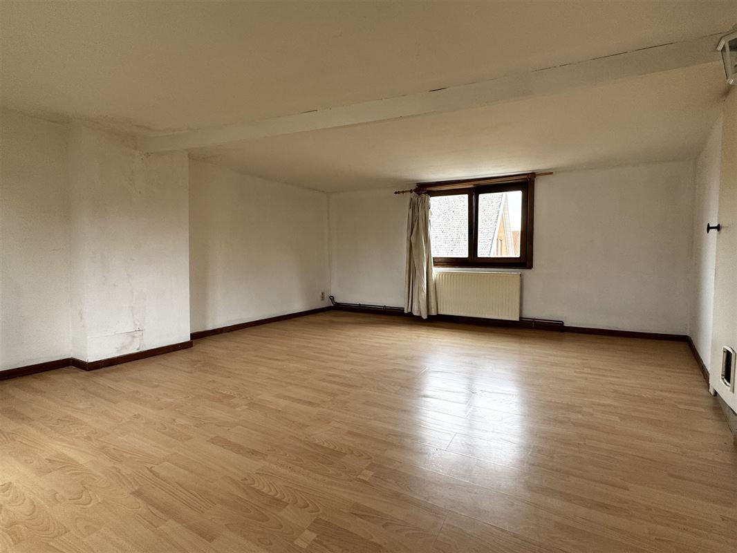 Ruim eigendom met woning, atelier en tuin.