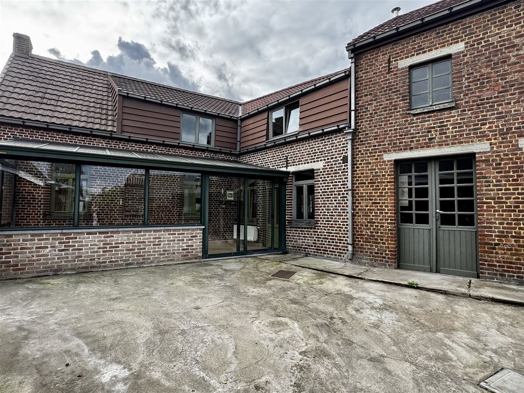 Ruim eigendom met woning, atelier en tuin.