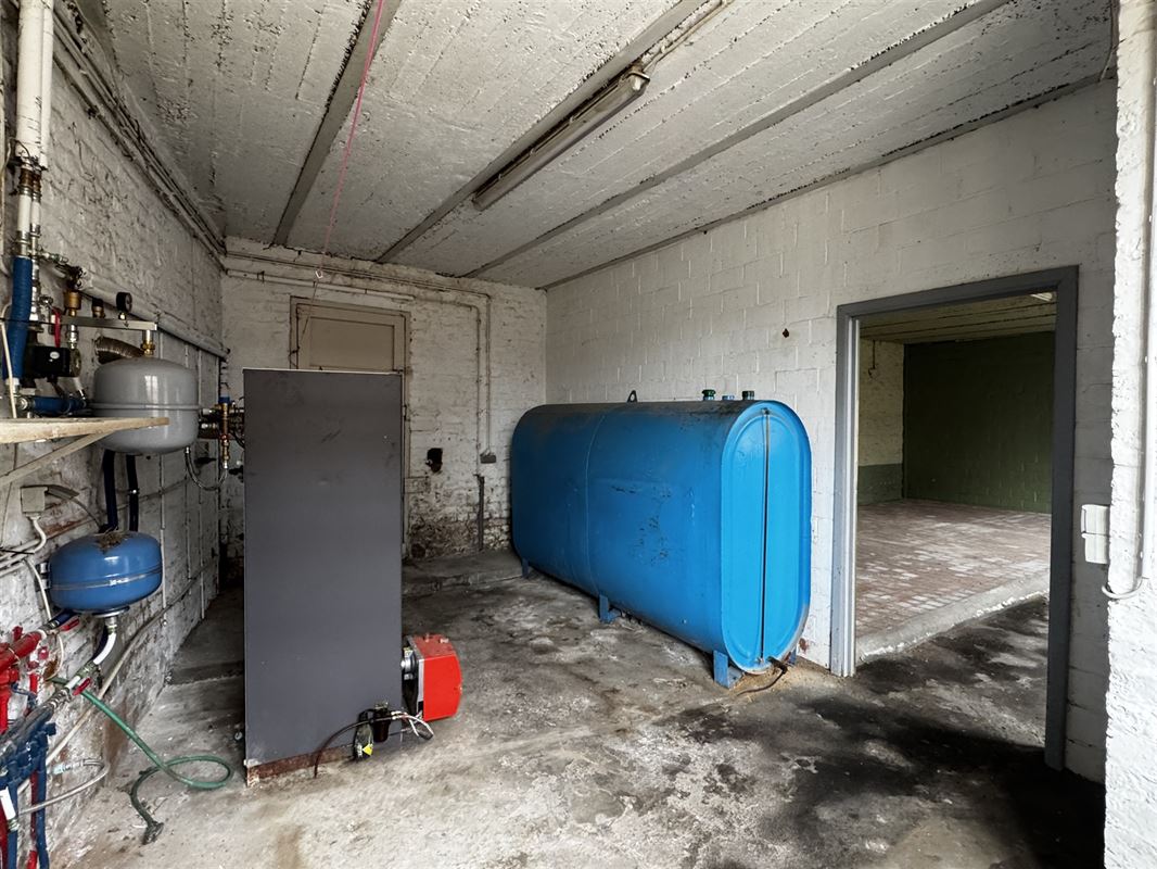 Ruim eigendom met woning, atelier en tuin.