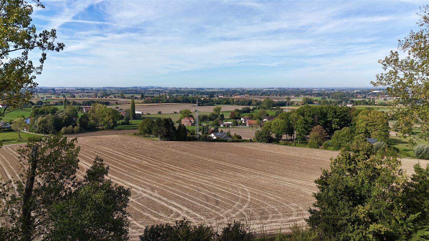 Landhuis gelegen op één van de mooiste locaties van Ronse!