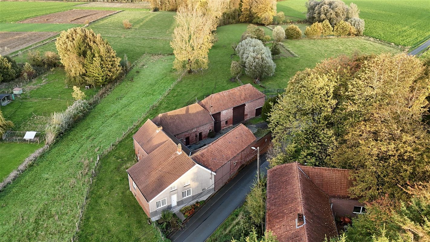 Authentieke vierkantshoeve op 2.006 m². PRACHTIG GELEGEN MIDDEN IN DE NATUUR en genietend van VOLLEDIGE RUST EN PRIVACY