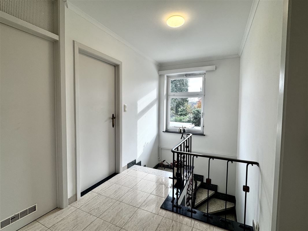 Rustig gelegen woning met 3 SLKS, garage en tuin.