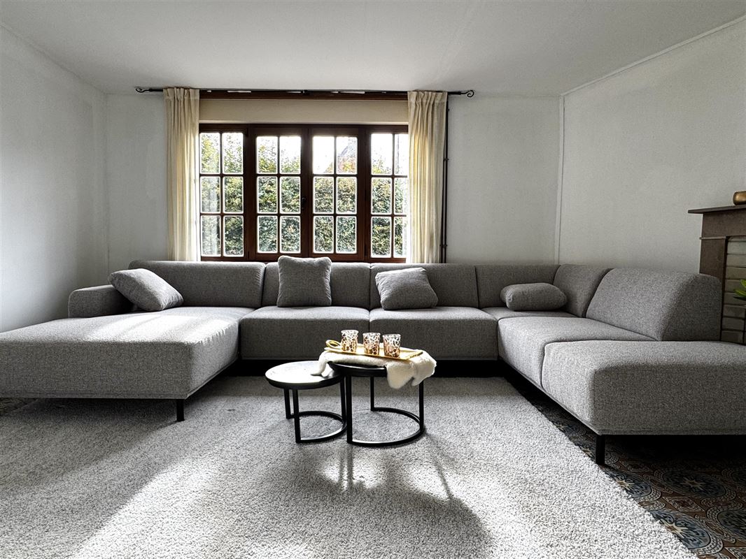 Ruim eigendom met woning, atelier en tuin.