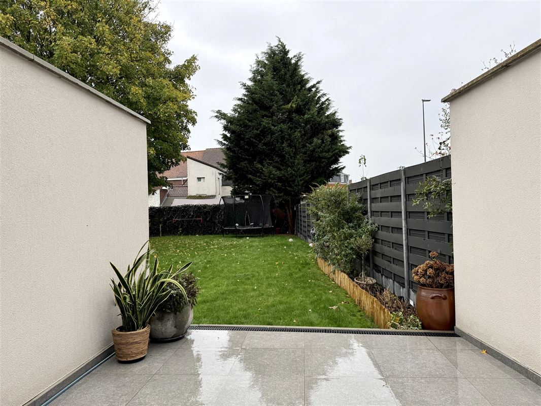 VOLLEDIG GERENOVEERDE WONING MET TUIN EN 3 SLAAPKAMERS!