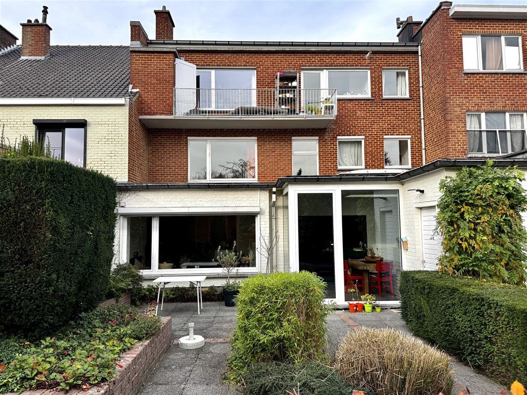 Rustig gelegen woning met 3 SLKS, garage en tuin.