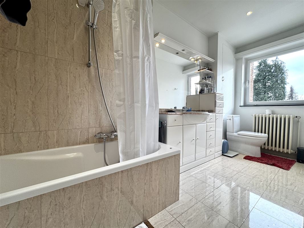 Rustig gelegen woning met 3 SLKS, garage en tuin.