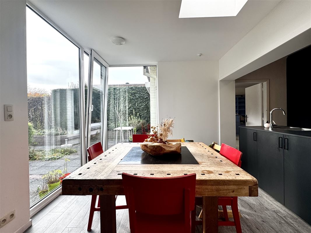 Rustig gelegen woning met 3 SLKS, garage en tuin.