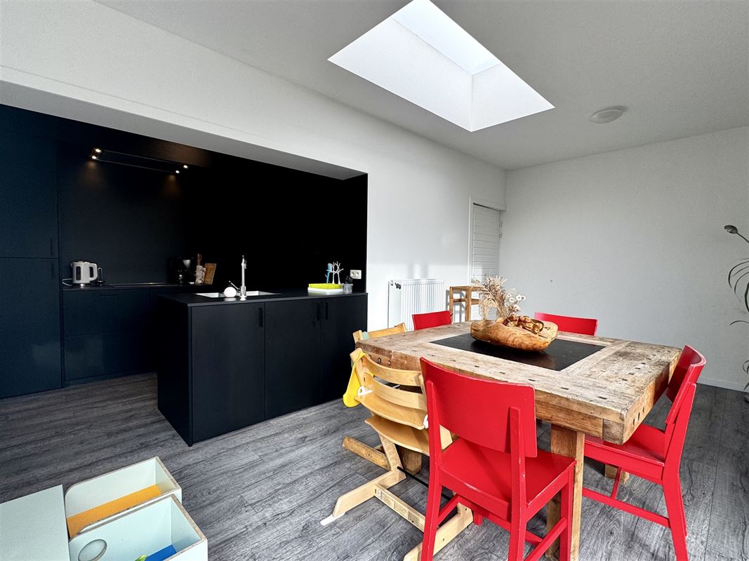 Rustig gelegen woning met 3 SLKS, garage en tuin.