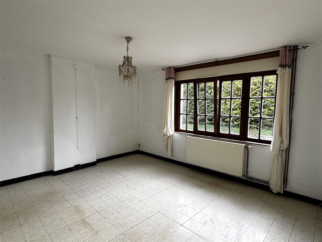 Ruim eigendom met woning, atelier en tuin.