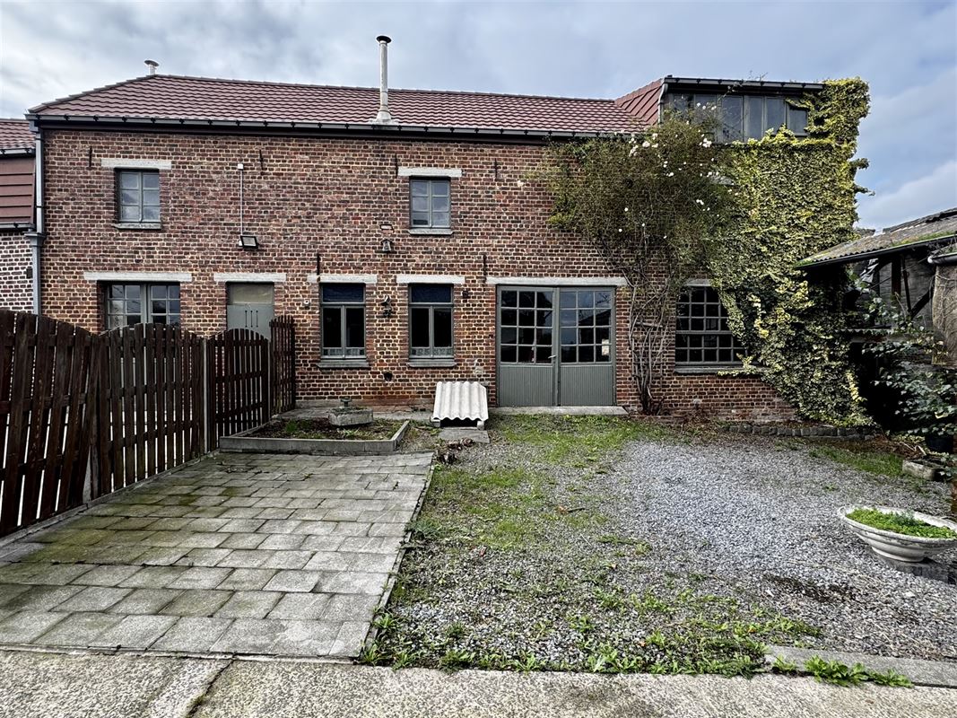 Ruim eigendom met woning, atelier en tuin.