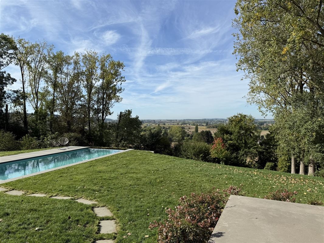 Landhuis gelegen op één van de mooiste locaties van Ronse!