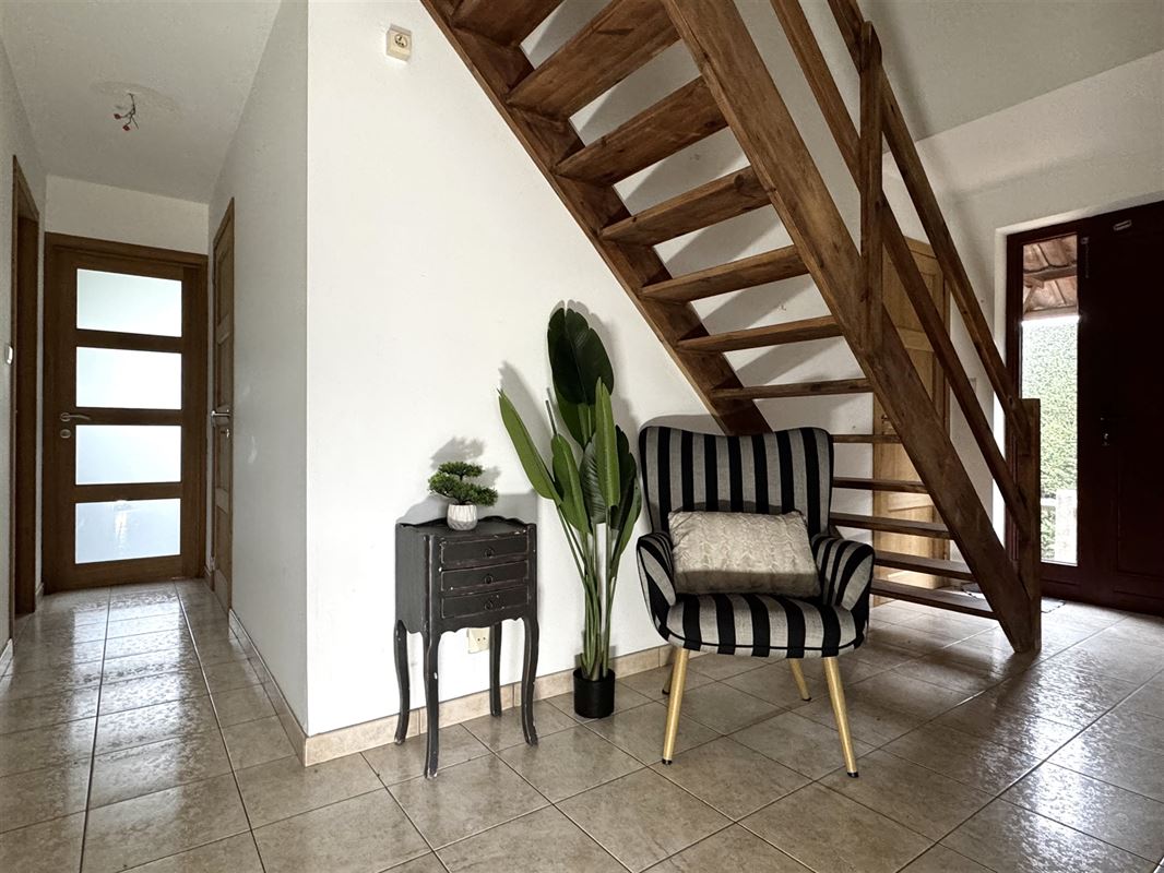 AANGENAME GEZINSWONING MET 4SLKS, TUIN EN GARAGE