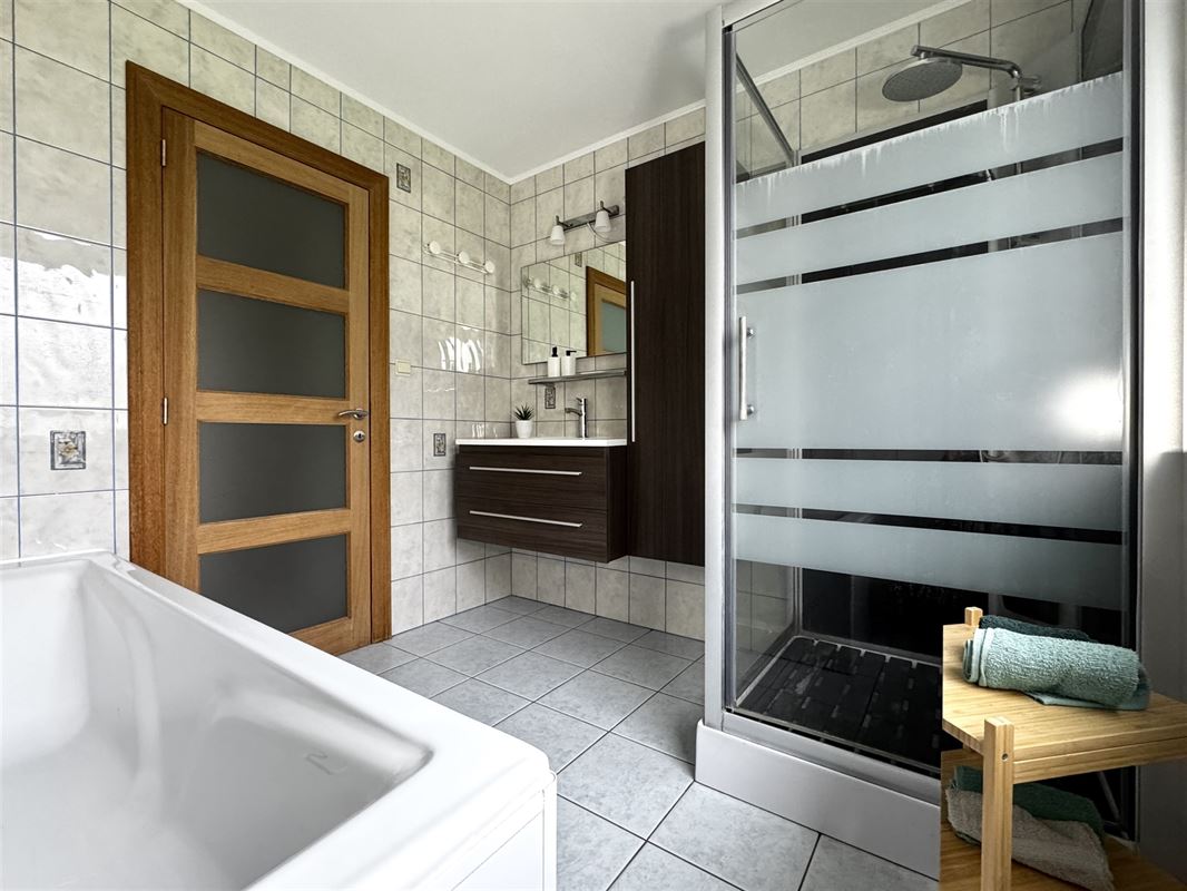 AANGENAME GEZINSWONING MET 4SLKS, TUIN EN GARAGE