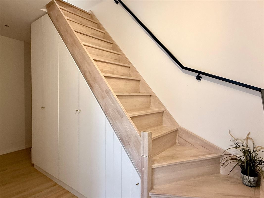 VOLLEDIG GERENOVEERDE WONING MET TUIN EN 3 SLAAPKAMERS!