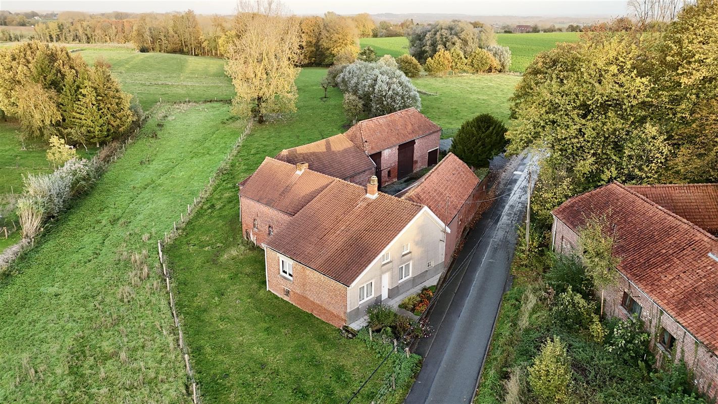 Authentieke vierkantshoeve op 2.006 m². PRACHTIG GELEGEN MIDDEN IN DE NATUUR en genietend van VOLLEDIGE RUST EN PRIVACY