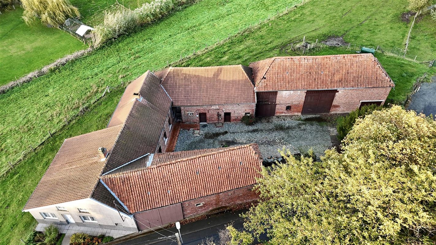 Authentieke vierkantshoeve op 2.006 m². PRACHTIG GELEGEN MIDDEN IN DE NATUUR en genietend van VOLLEDIGE RUST EN PRIVACY