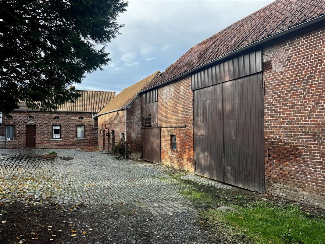Authentieke vierkantshoeve op 2.006 m². PRACHTIG GELEGEN MIDDEN IN DE NATUUR en genietend van VOLLEDIGE RUST EN PRIVACY