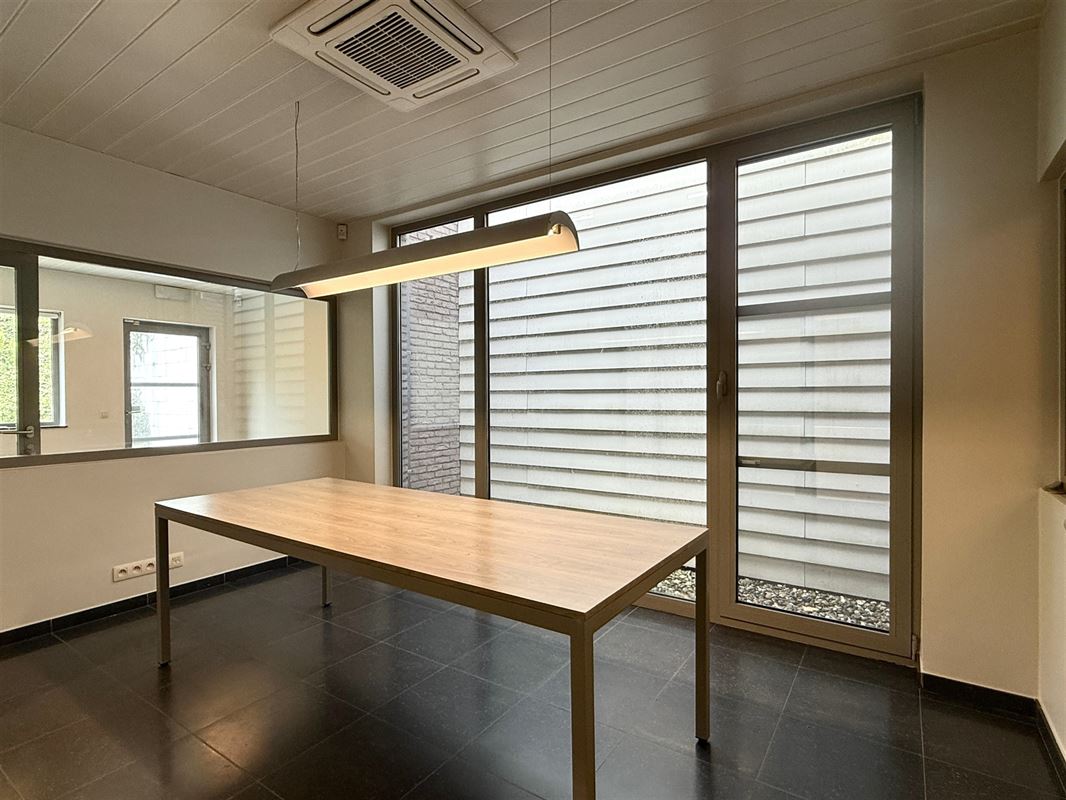 BUREAUX MODERNES AU CENTRE DE FLOBECQ