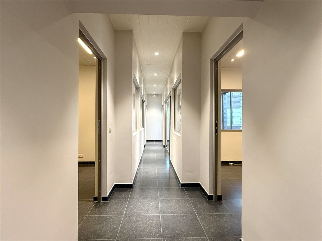 BUREAUX MODERNES AU CENTRE DE FLOBECQ